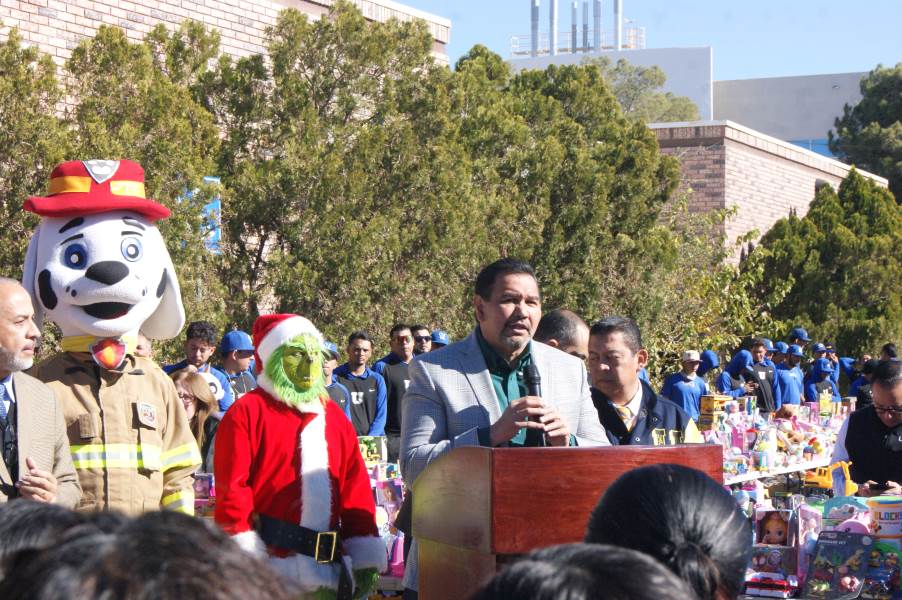 Entrega UACJ miles de juguetes para campaña de Santa Bombero.