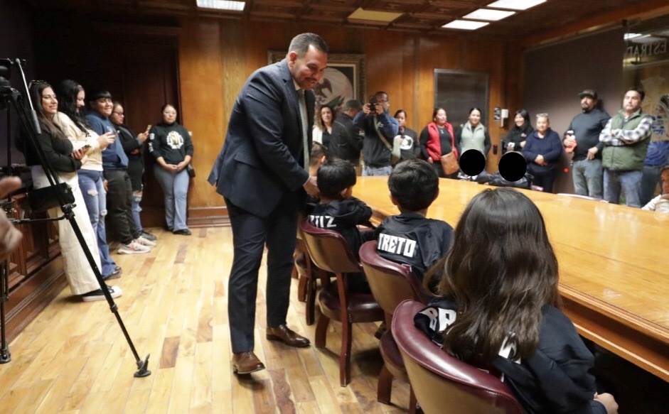 Jugadores de futbol americano infantil invitan al alcalde a partido contra selección de Chihuahua