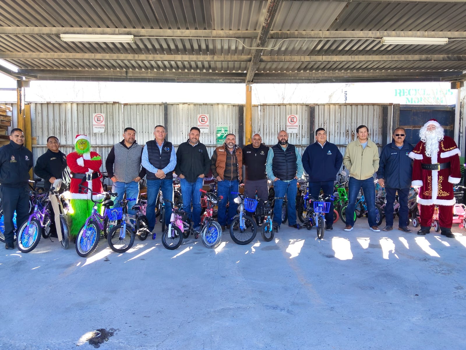 Recicladores del KM 20 donan bicicletas para campaña Santa Bombero