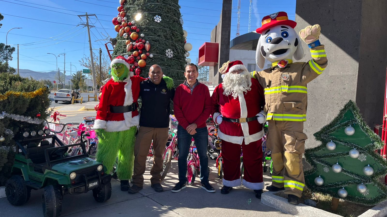 Entrega OMEJ juguetes para apoyar a Santa Bombero.