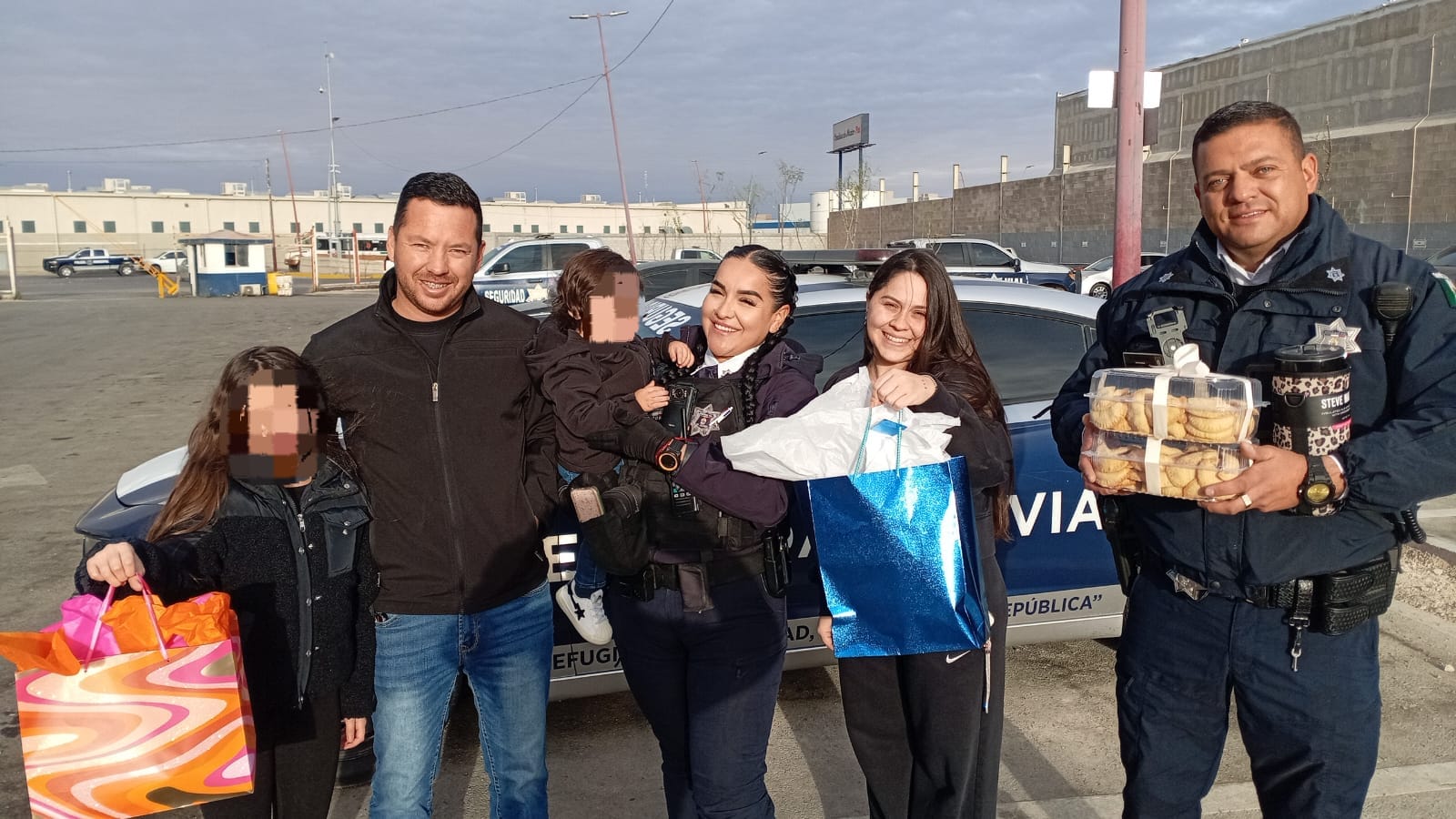 Agentes viales entregan obsequios navideños a menores auxiliados en emergencia