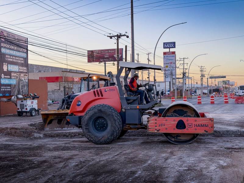 Continúan trabajos de pavimentación en bulevar Gómez Morín