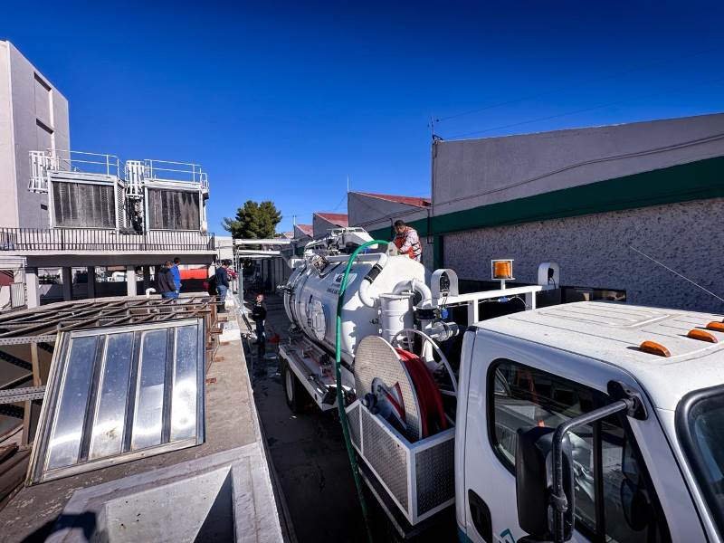 Junta de Agua y Saneamiento limpia cisterna del Hospital 6 del IMSS