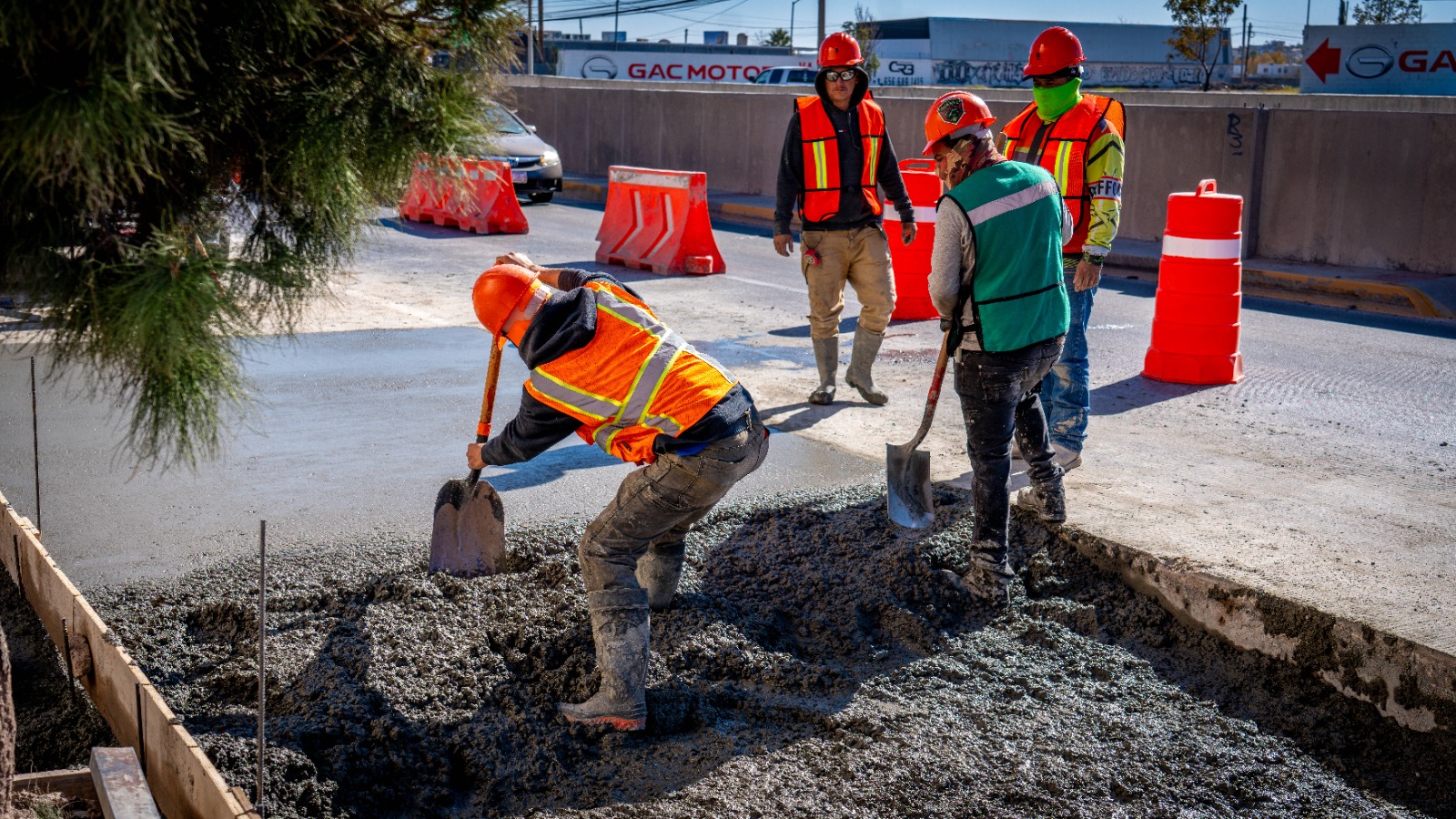 Realiza JMAS trabajo de bacheo en la Teófilo Borunda.