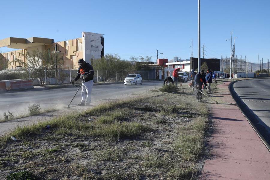 Realizan mantenimiento en el camellón del bulevar Juan Pablo II