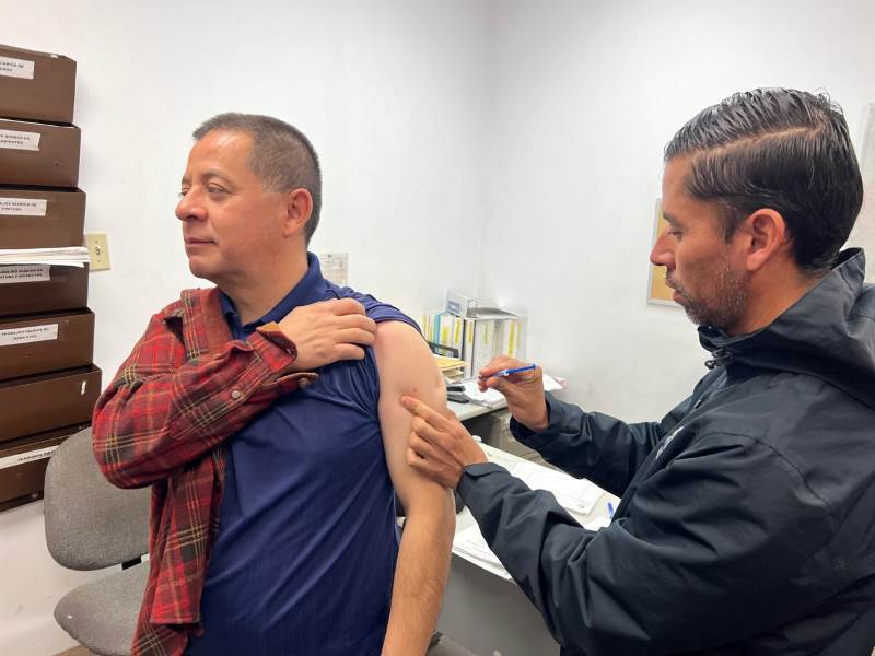 Salud Municipal continúa calendario de vacunación en dependencias