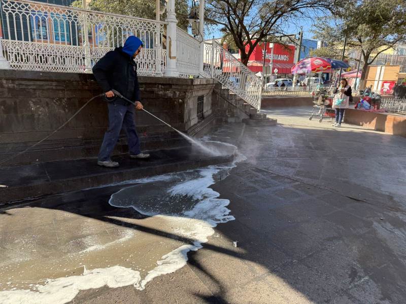 Refuerzan labores de limpieza en el Centro por alta afluencia de visitantes