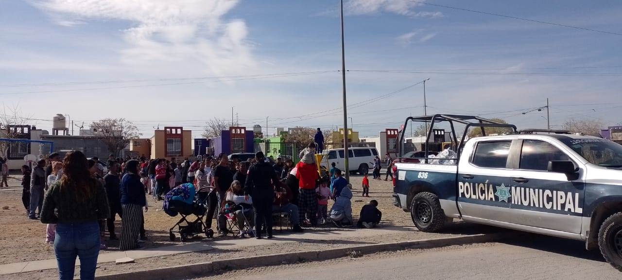 Realizan entrega de despensas y juguetes en la colonia Valle de Allende