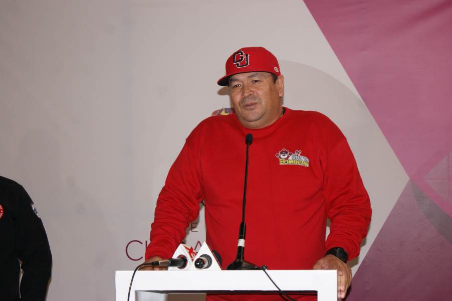 Santa Bombero alegrará la navidad de niños migrantes.