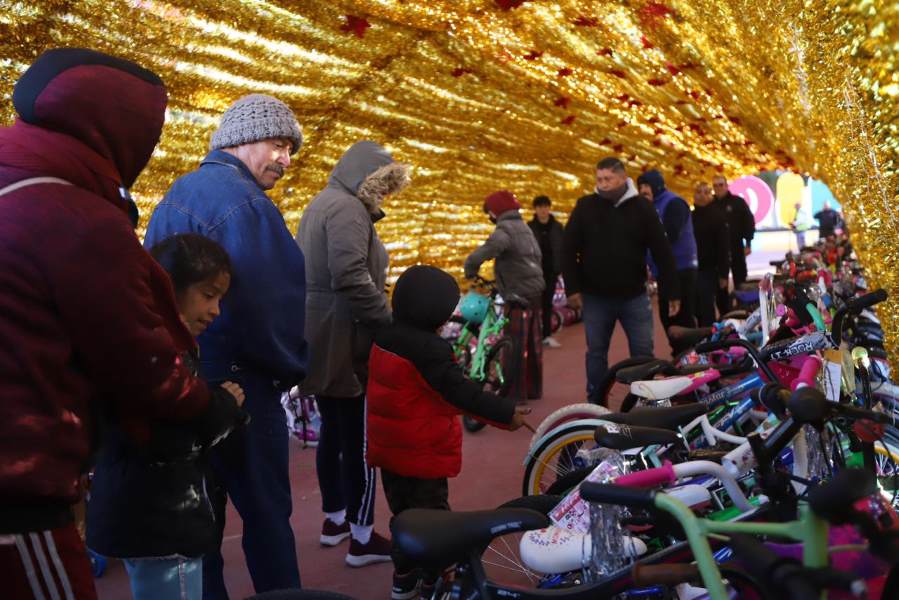 Se iluminaron caritas de niños por juguetes de Santa Bombero