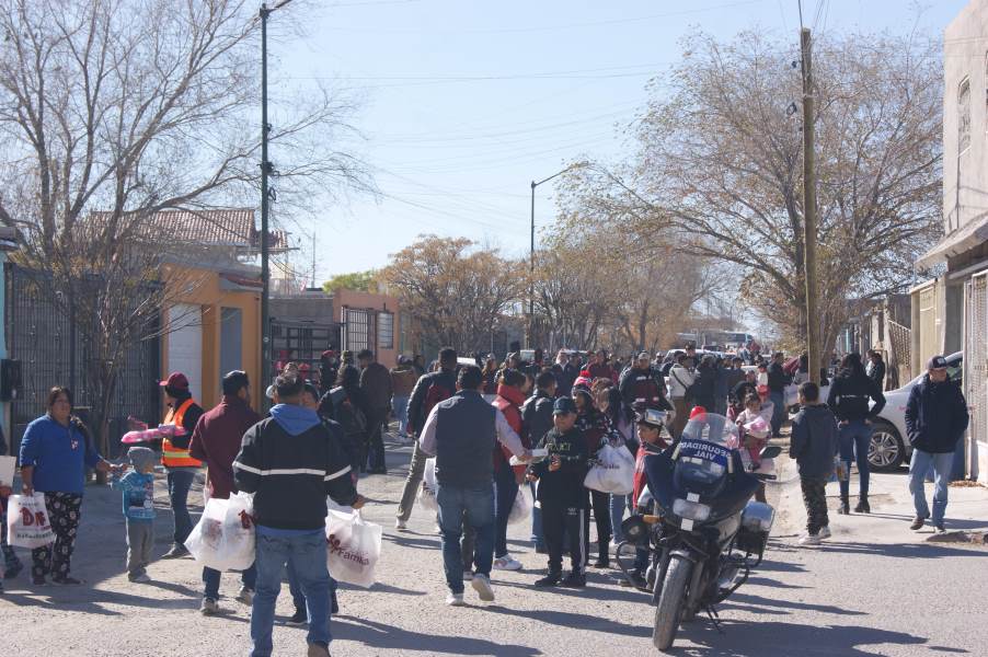 Reparte municipio juguetes y cobijas a vecinos de Parajes de San Isidro.