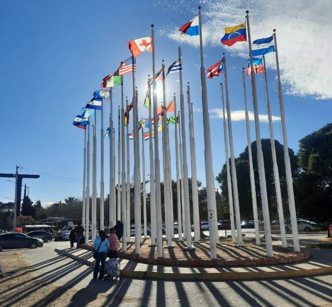 Reinstalaron banderas en el monumento de Las Américas