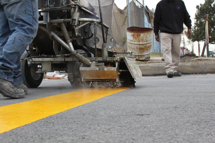 Realiza Control de Tráfico aplicación de pintura sobre la calle Parral