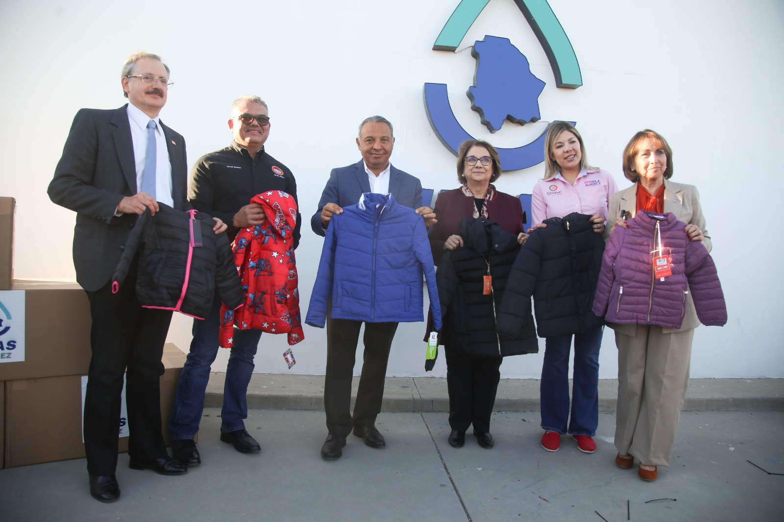 Contribuye JMAS con más de mil 500 chamarras para el DIF Estatal.