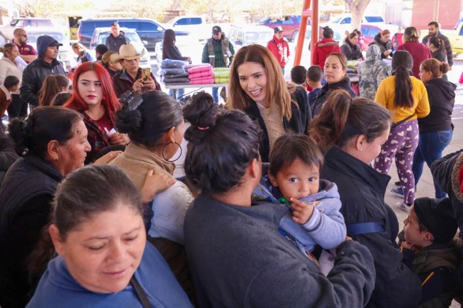 Llevó Municipal cobijas, chamarras y bolsas de dulces a Samalayuca