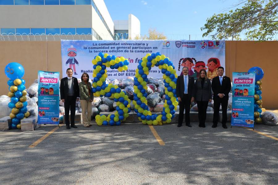 Entrega UACJ donativos de chamarras y cobijas