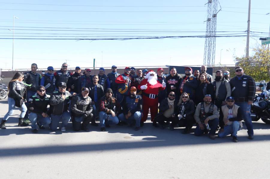 Alcalde recibe juguetes donados por Club de bikers