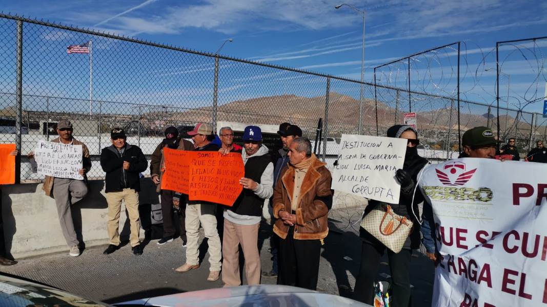 Ferrocarrileros cerraron el puente libre en protesta
