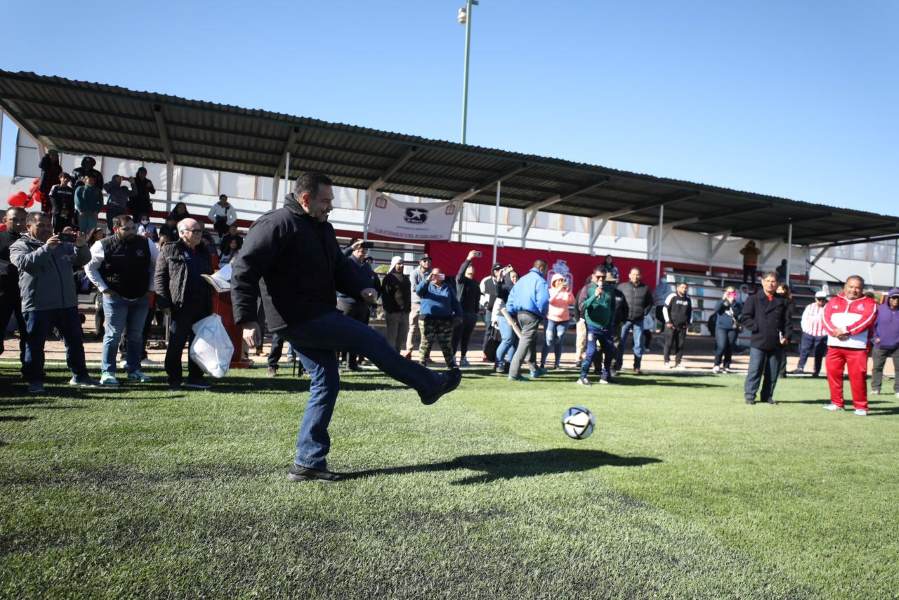 Entregó Presidente Pérez Cuéllar canchas de fútbol al Club de Veteranos de Fútbol