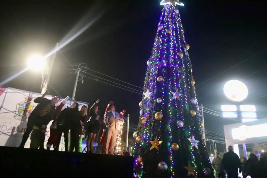 Enciende Presidente Municipal árbol navideño en Zaragoza