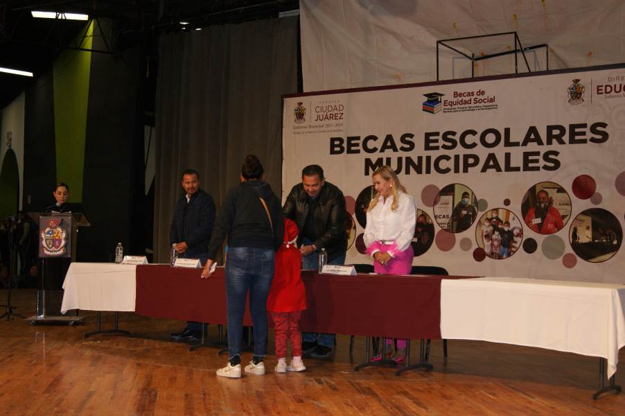 Realizan la cuarta entrega de 3 mil 570 becas escolares
