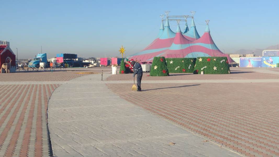 Limpian parques para las festividades navideñas