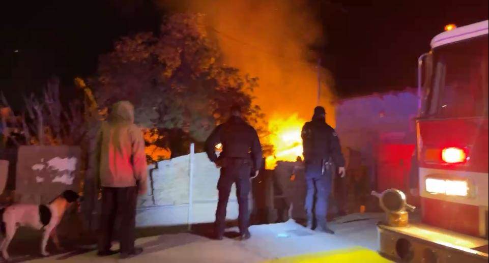 Policías municipales auxilian a familia y su mascota tras incendio en vivienda