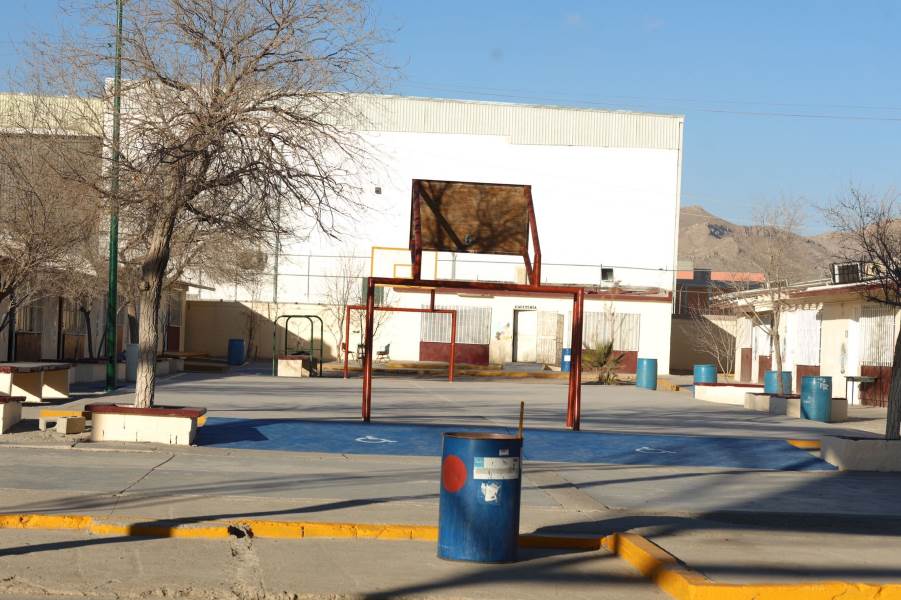 Escuela primaria Lázaro Cárdenas beneficiada con construcción de cancha
