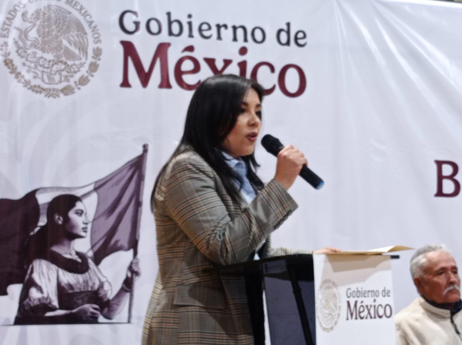 Entrega Bienestar tarjetas a nuevos usuarios de pensión universal.