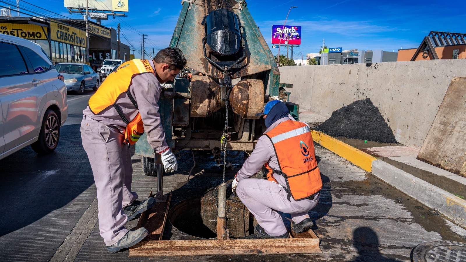 Dan mantenimiento a colector de la Avenida Teófilo Borunda.