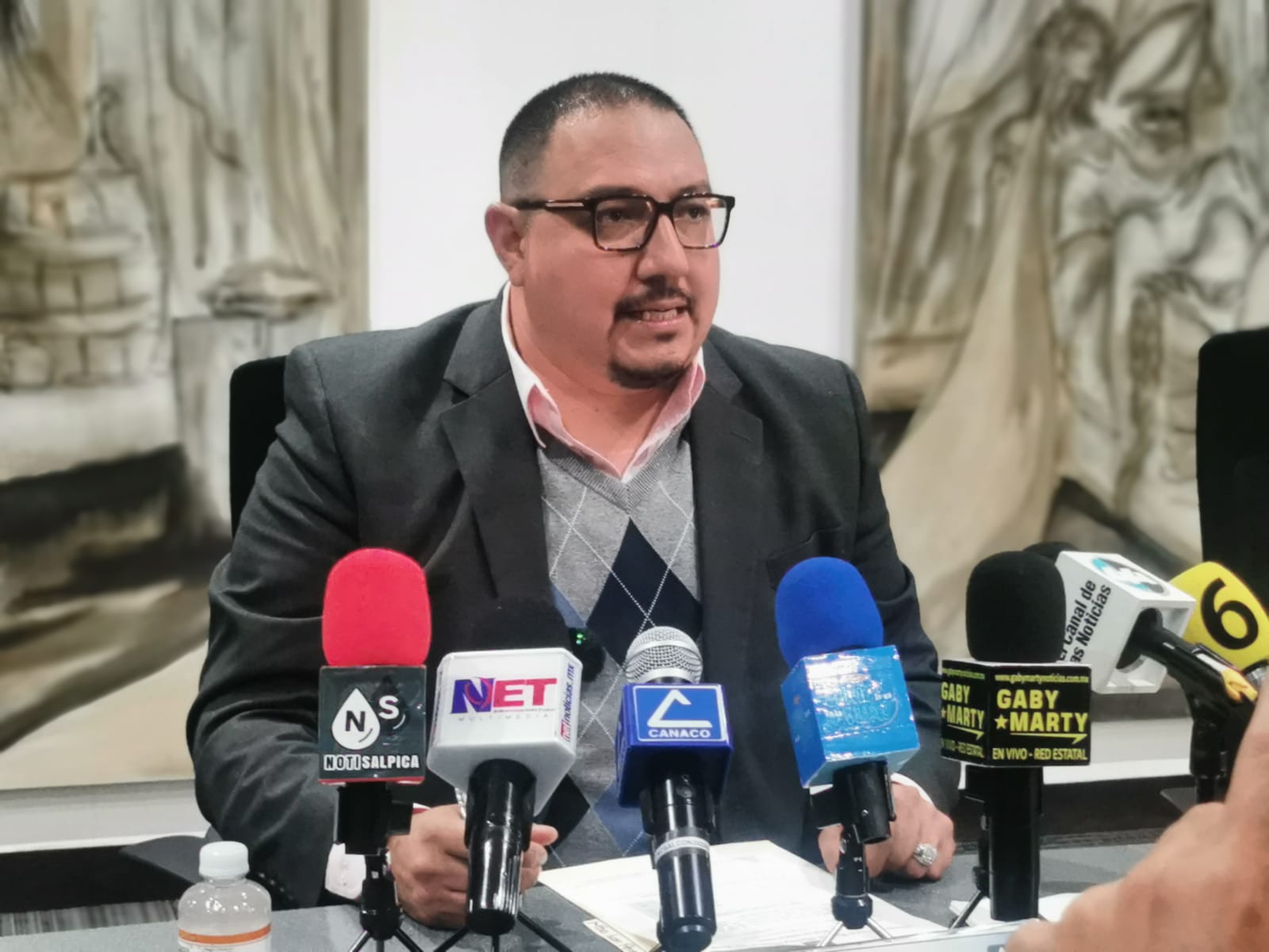 Continúa vacunación en centros comerciales.