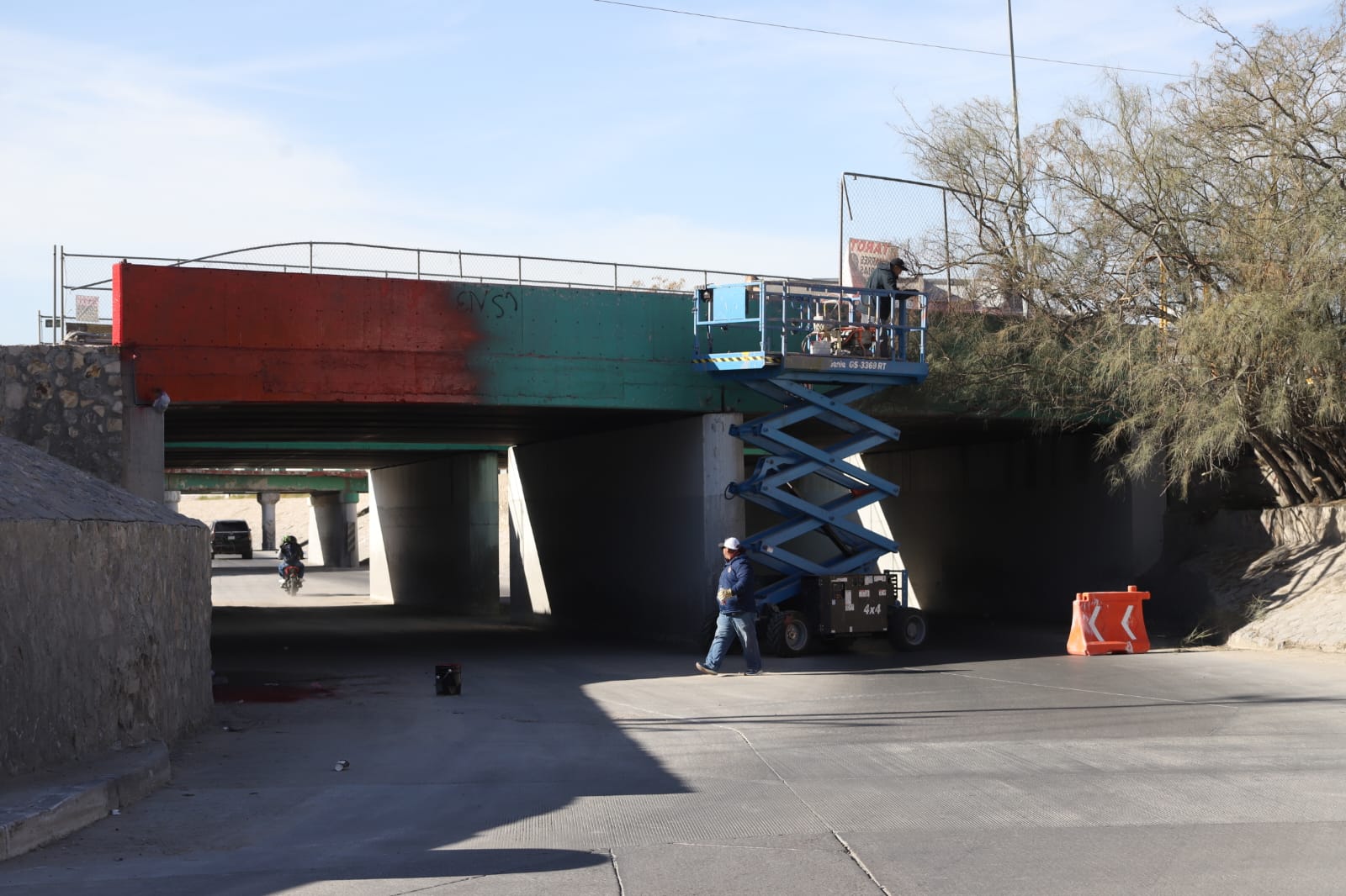 Inician trabajos antigrafiti y mantenimiento en el Viaducto Mártires de 1968