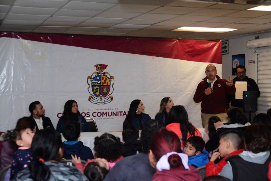 Entregan juguetes y alimentos a familias del Centro Comunitario Tierra Nueva