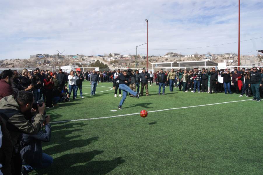 Entrega Municipio cancha de futbol sintético en la Secundaria Técnica 56