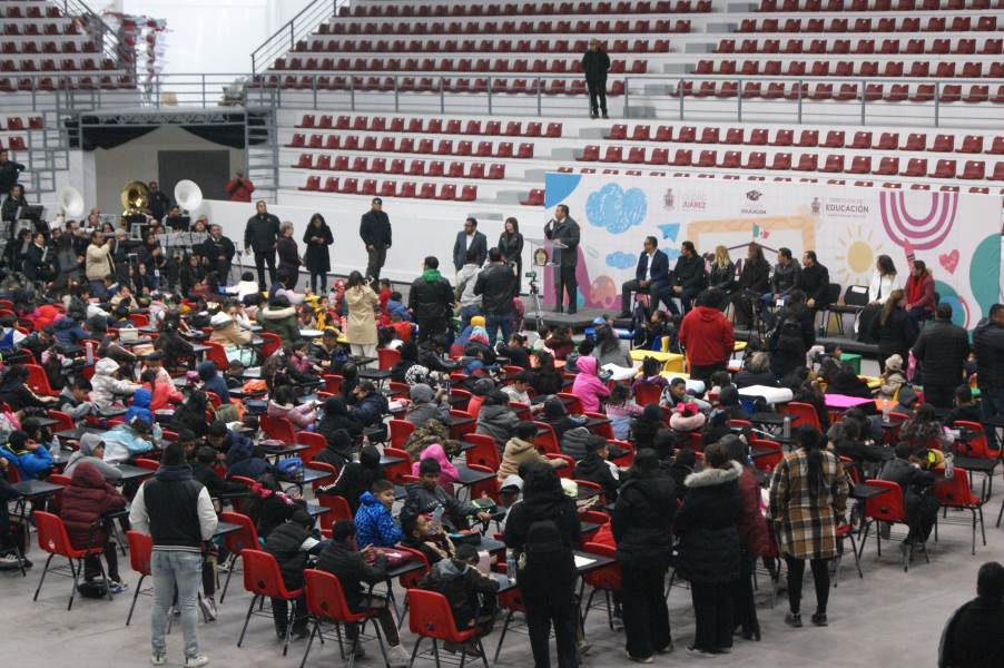 Entregan mobiliario escolar a planteles de Ciudad Juárez