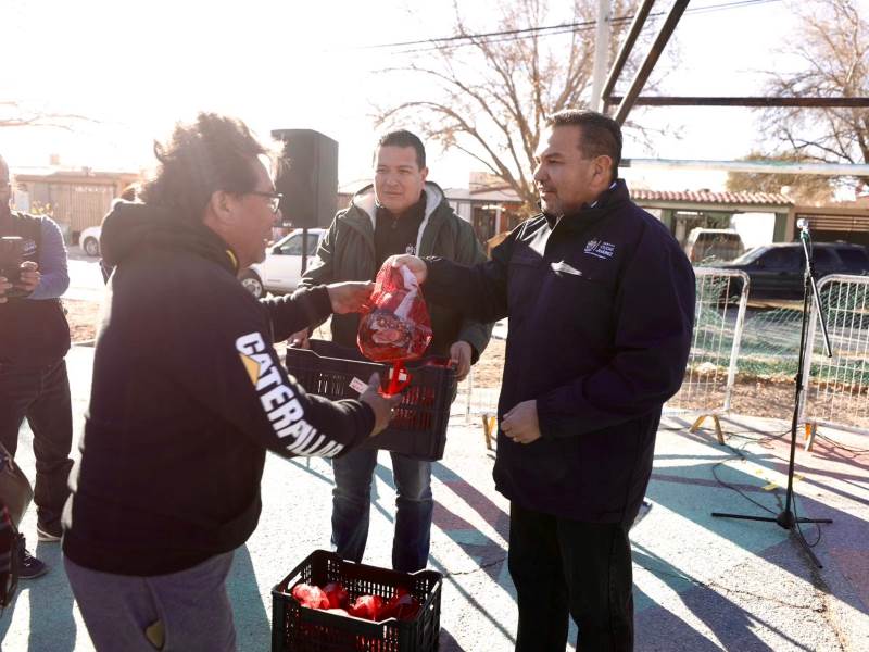 Entrega alcalde apoyos alimentarios en Parajes del Sur
