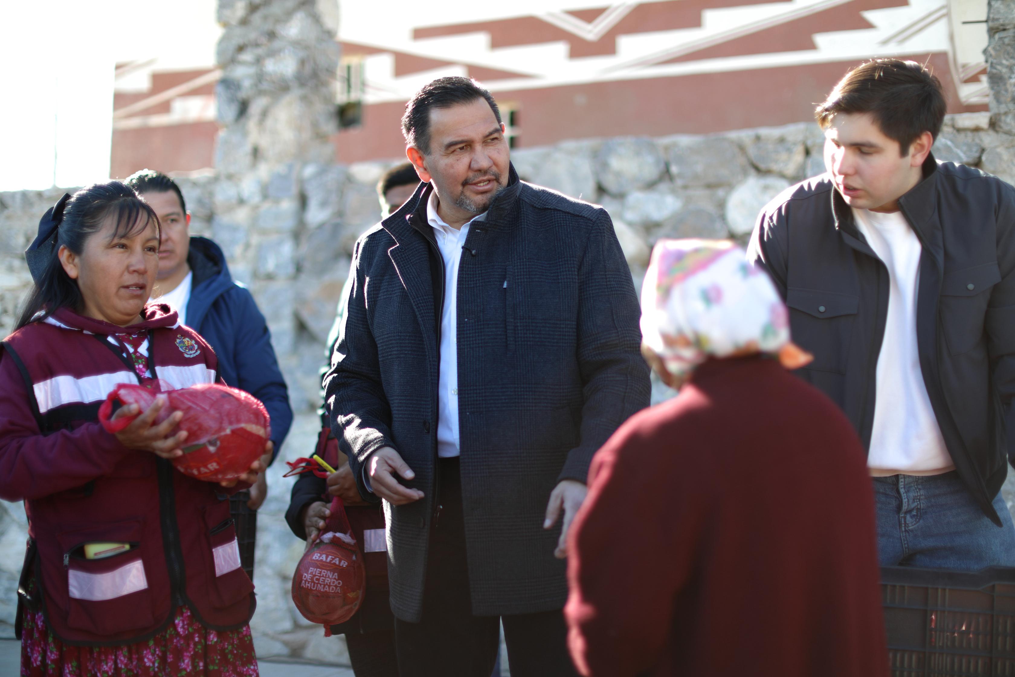 Lleva alcalde apoyos alimentarios a la Colonia Tarahumara.