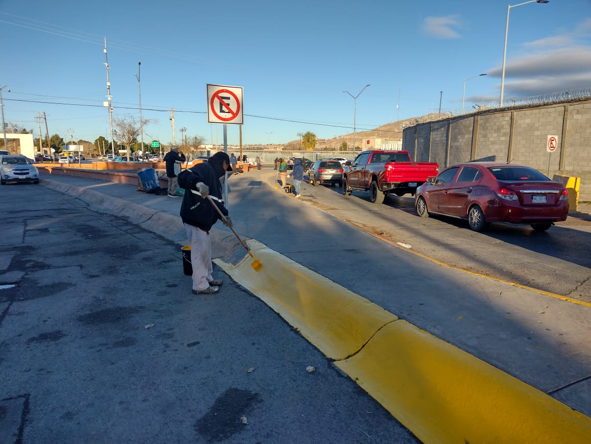 Realizan trabajos de pintura en zona del Puente Libre.