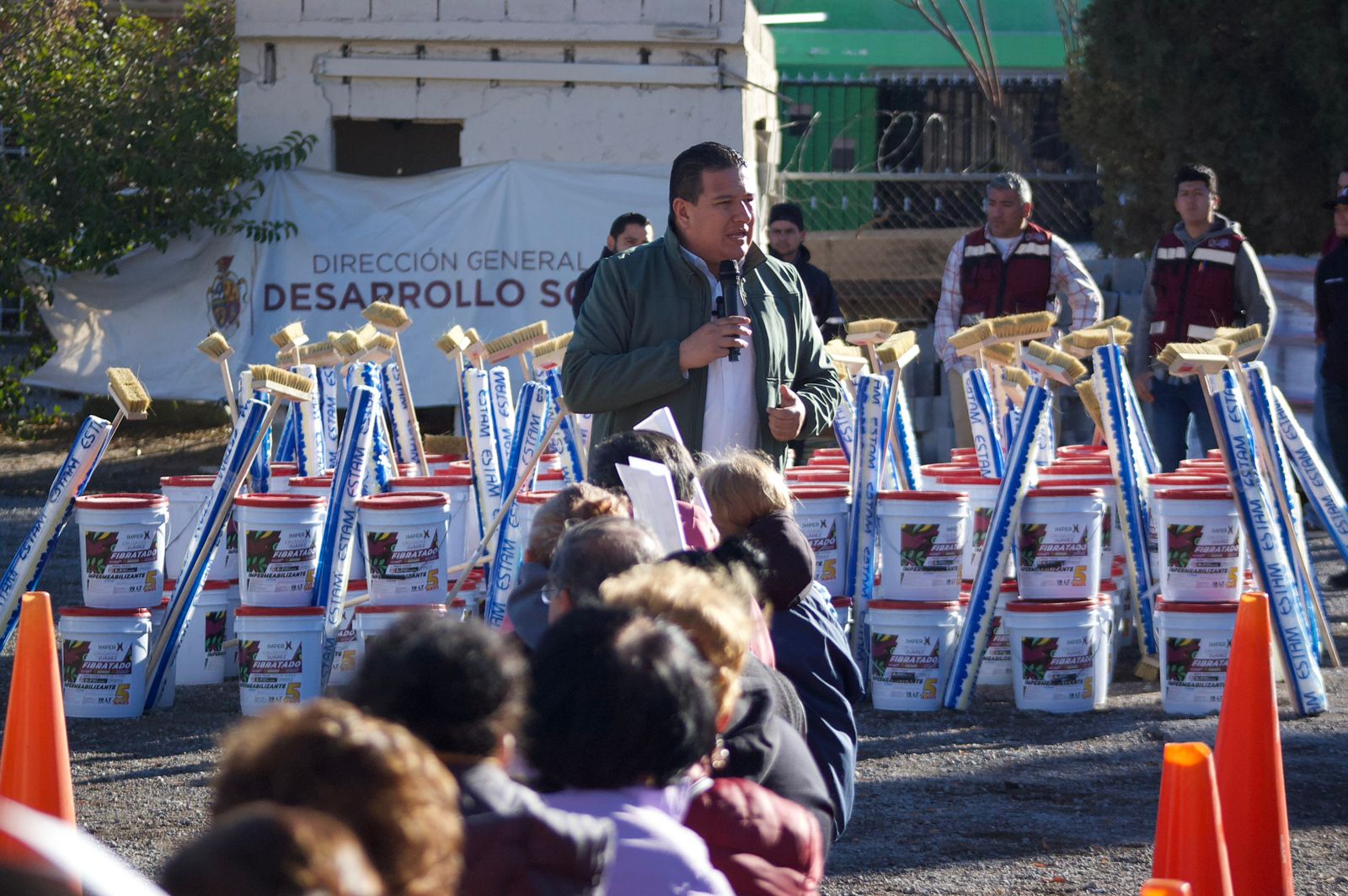 Entrega Gobierno Municipal 180 paquetes de impermeabilizante en el oriente de la ciudad