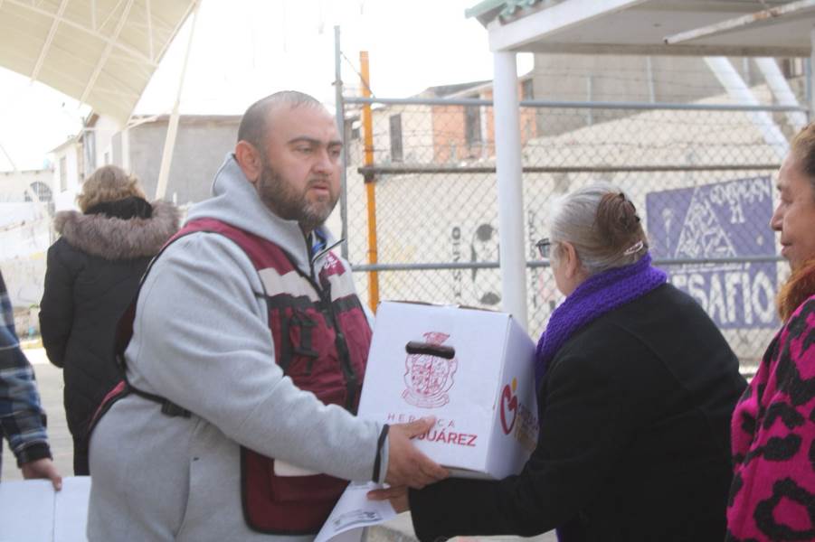 Entregan 800 apoyos alimenticios en colonias del oriente de la ciudad