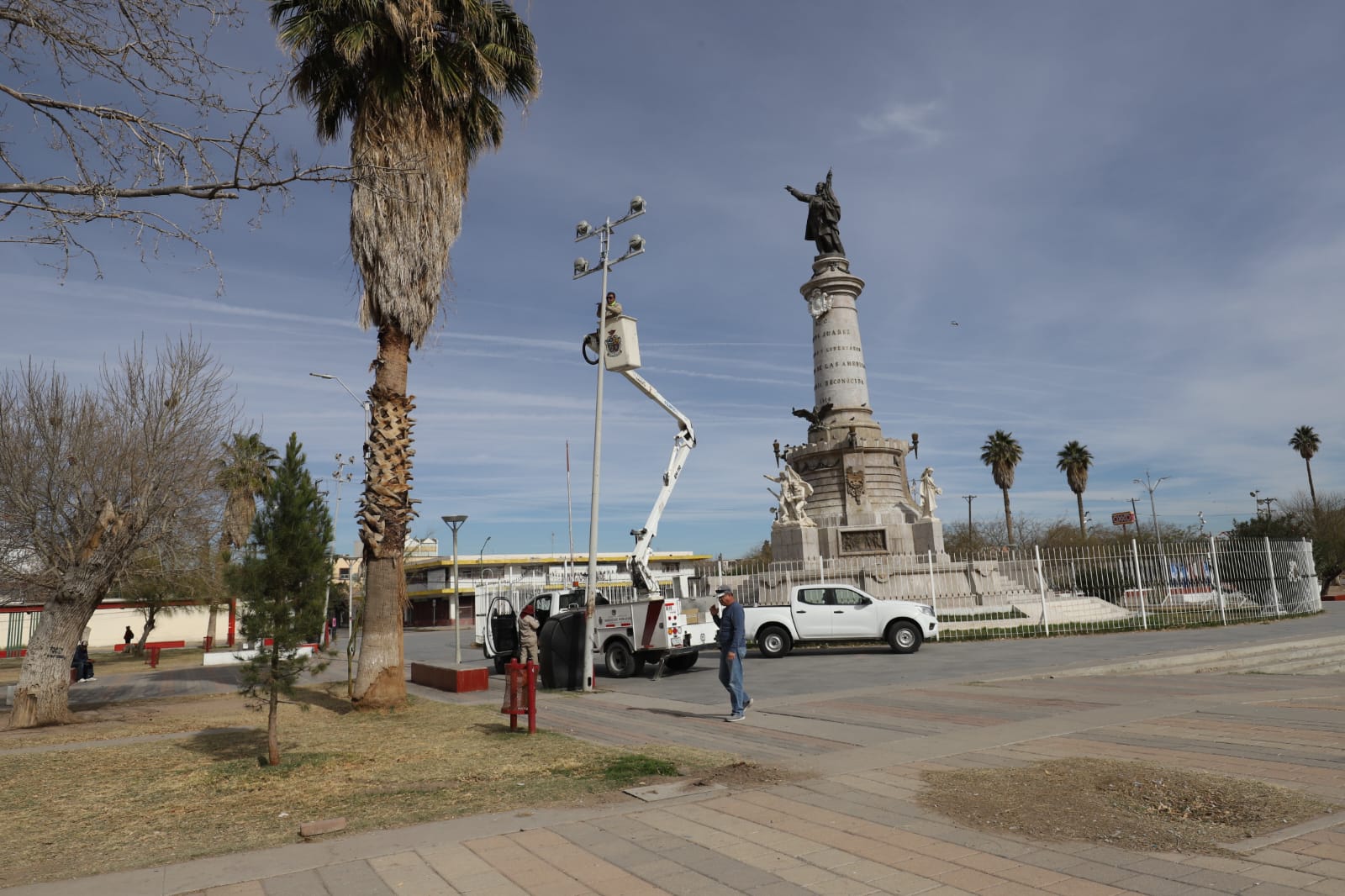 Modernizan alumbrado en la plaza y Monumento a Benito Juárez