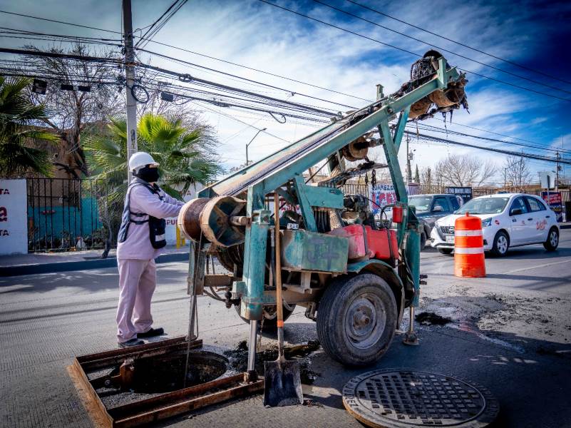 JMAS realiza mantenimiento en colector Teófilo Borunda