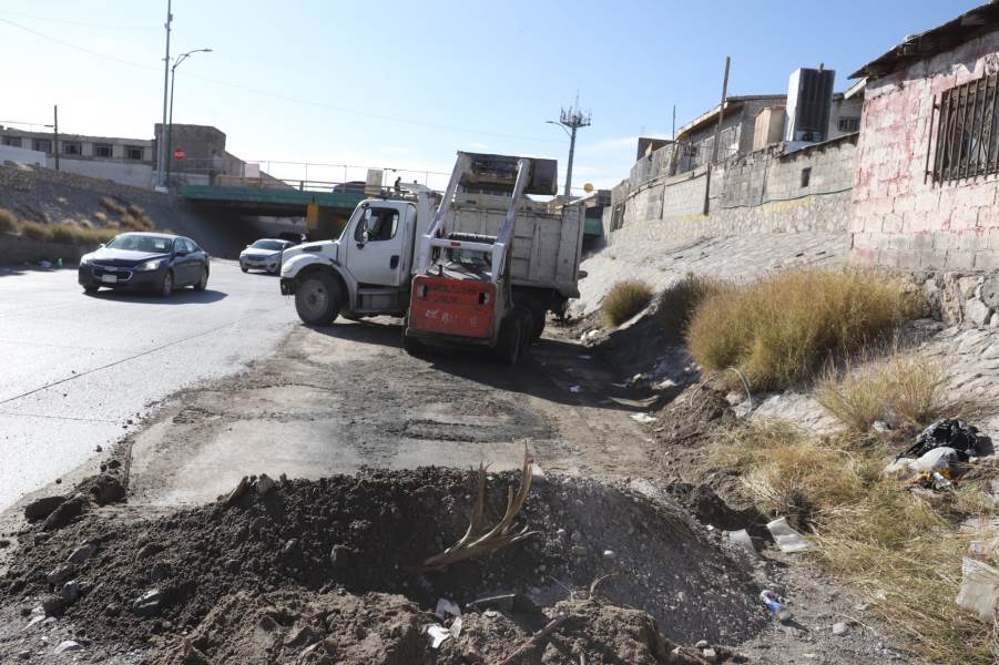 Realizan jornada de limpieza en el Viaducto Mártires de 1968