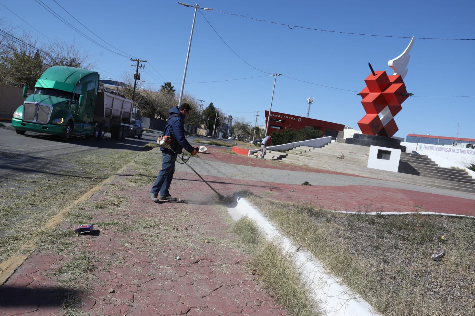 Realizan jornada de limpieza en el Monumento a la Cruz Roja.