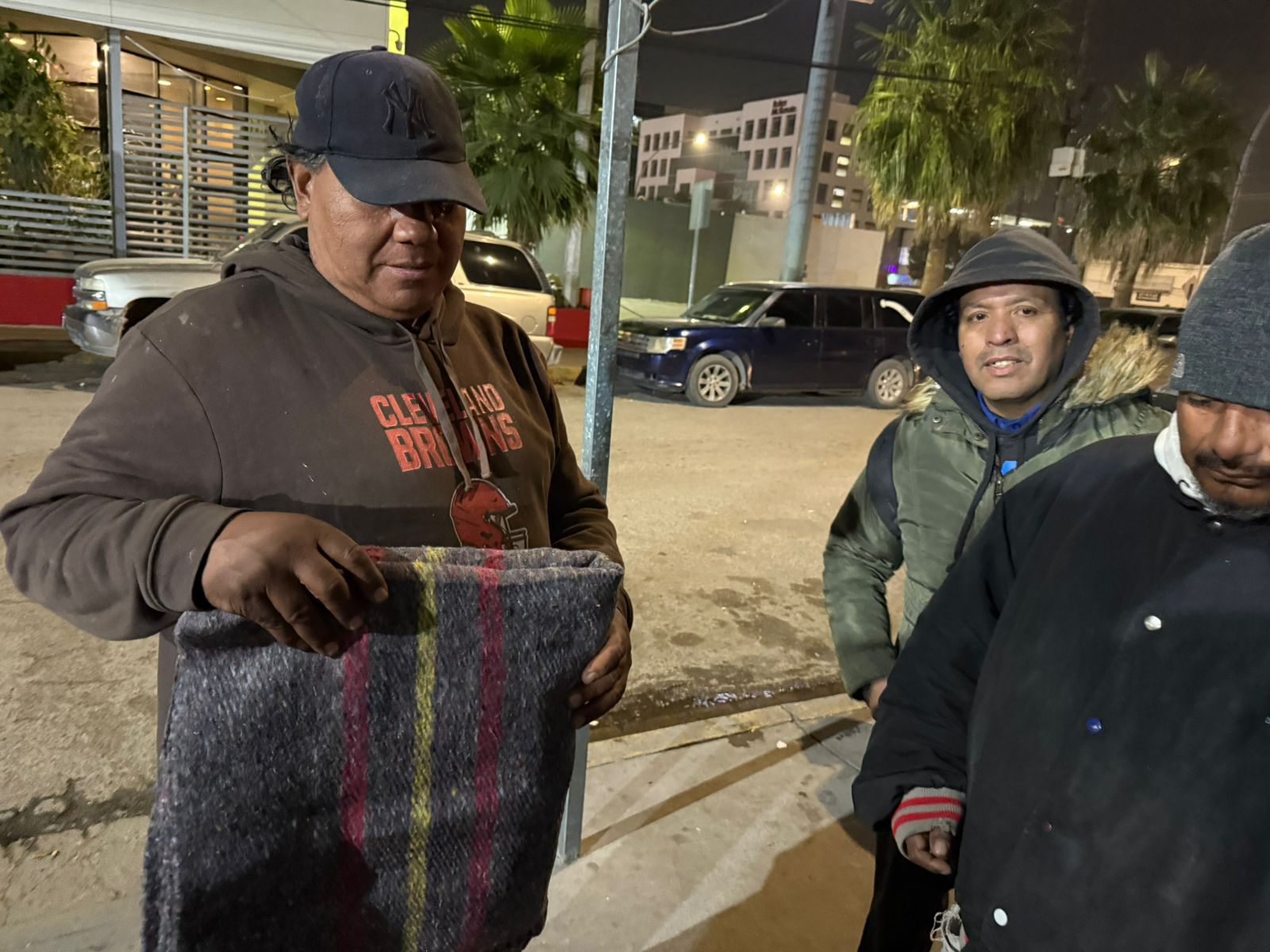 Entrega Municipio cobijas a personas en hospitales de la localidad