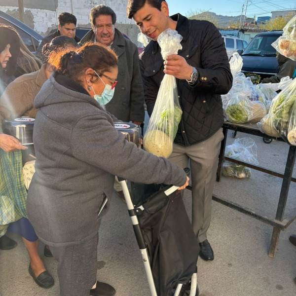 Entregan despensas a adultos mayores en la colonia Azteca