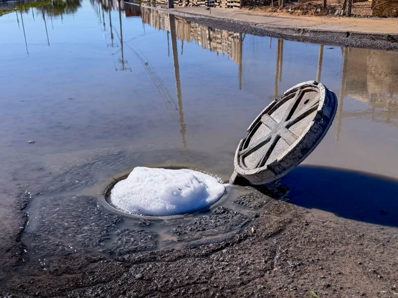 Bajas temperaturas agravan taponamientos en el drenaje de Ciudad Juárez