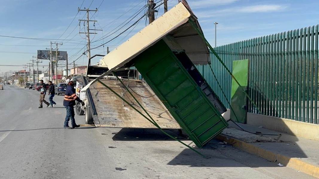 Retiran puestos que obstruían paso peatonal en inmediaciones de la Clínica 48 del IMSS