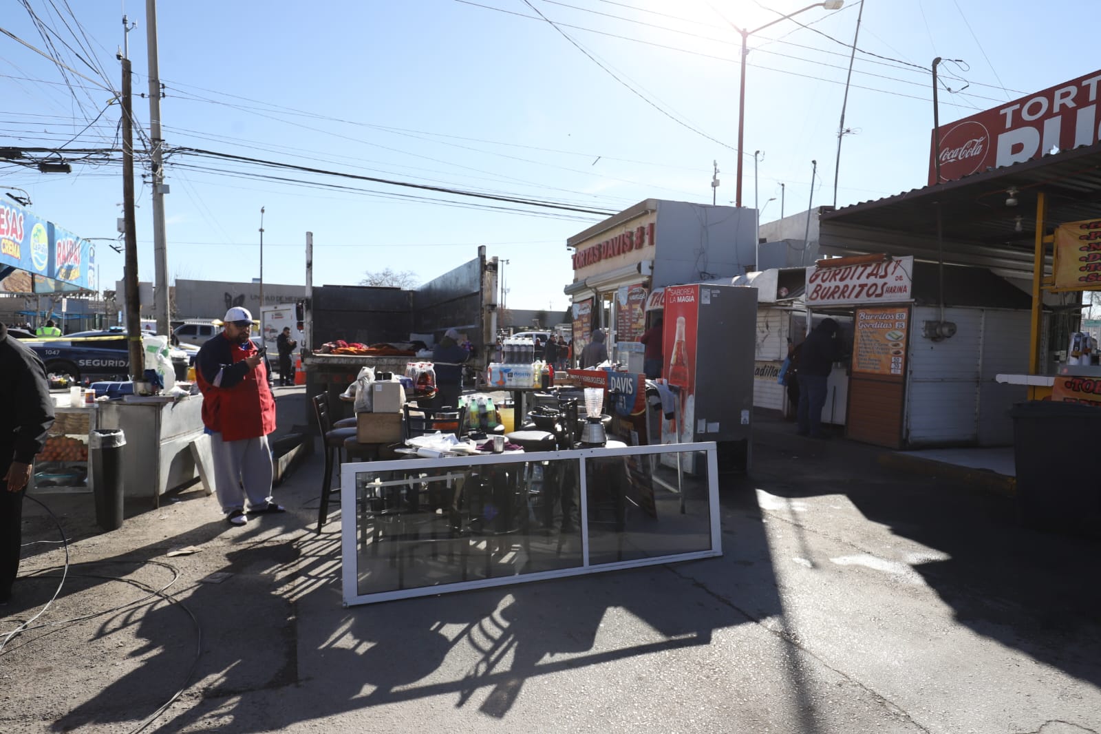 Retiran puesto de comida en camellón de calle Benemérito de Las Américas.