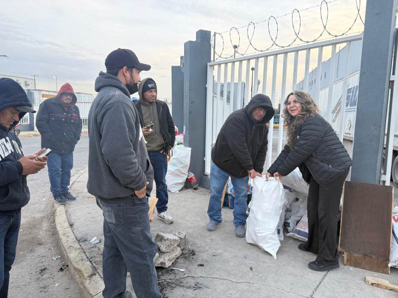 Brindan apoyo a extrabajadores de maquiladoras en el suroriente de la ciudad